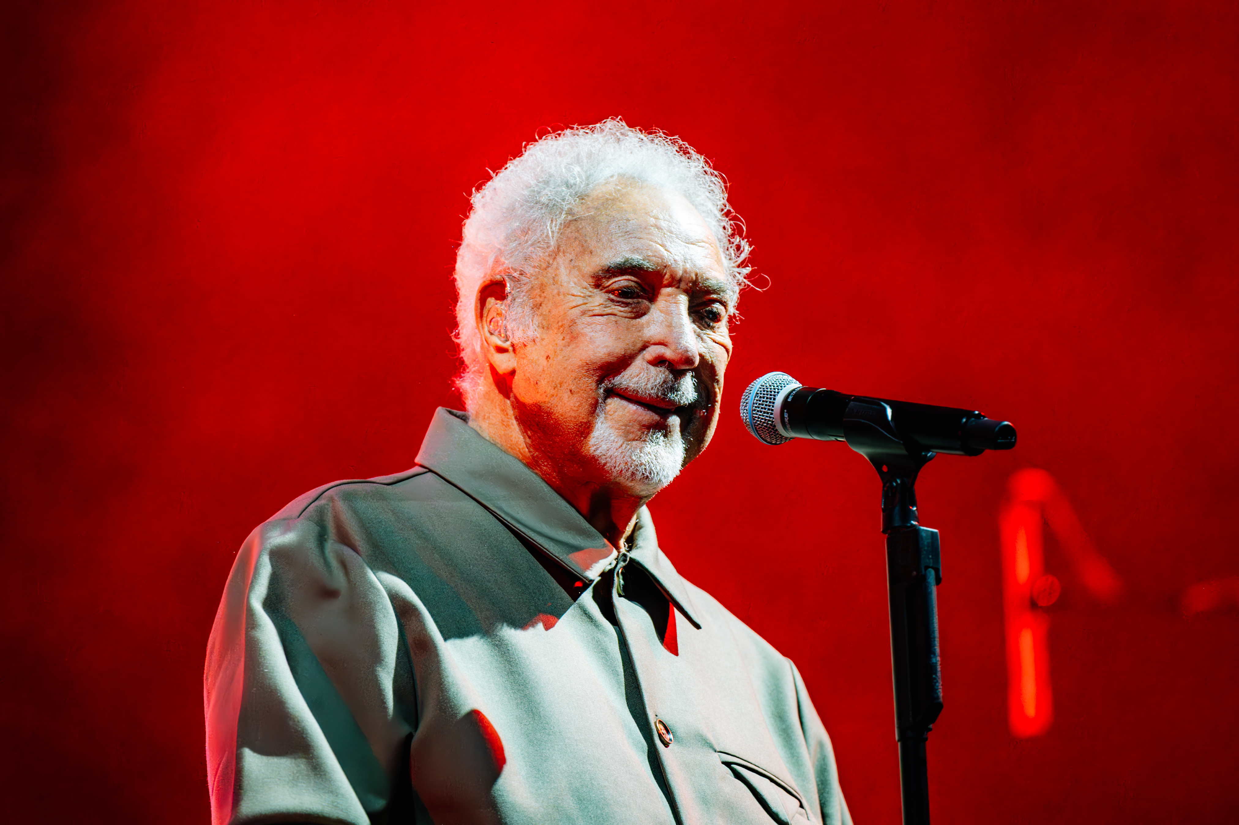 (未使用･未開封品)Live At Cardiff Castle by Tom Jones (VHS) Amazon.com: Tom Jones - Live at Cardiff Castle : Jones, Tom
